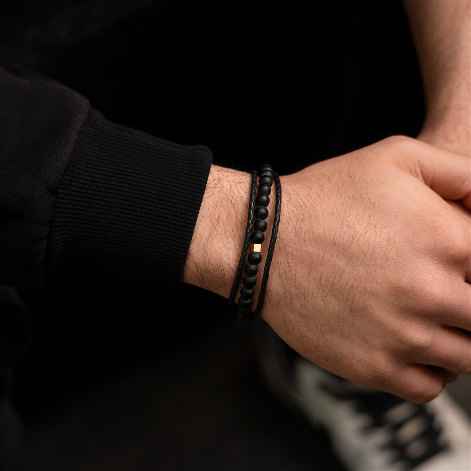 دستبند چرم و طلا مردانه تک مکعب مشکی دستبند چرم و طلا مردانه تک مکعب مشکی