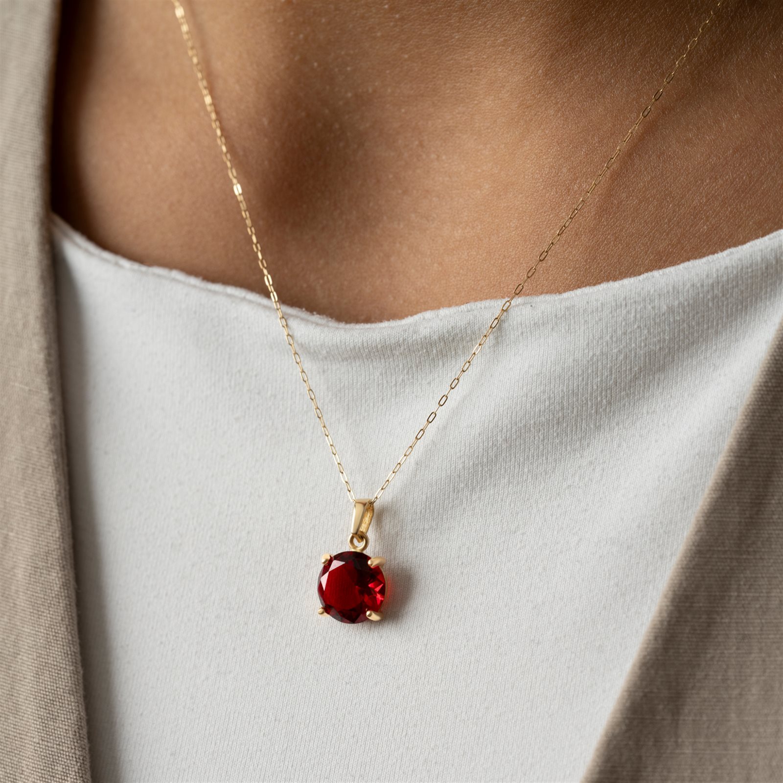 آویز طلا زنانه ویترای گرد قرمز آویز طلا زنانه ویترای گرد قرمز