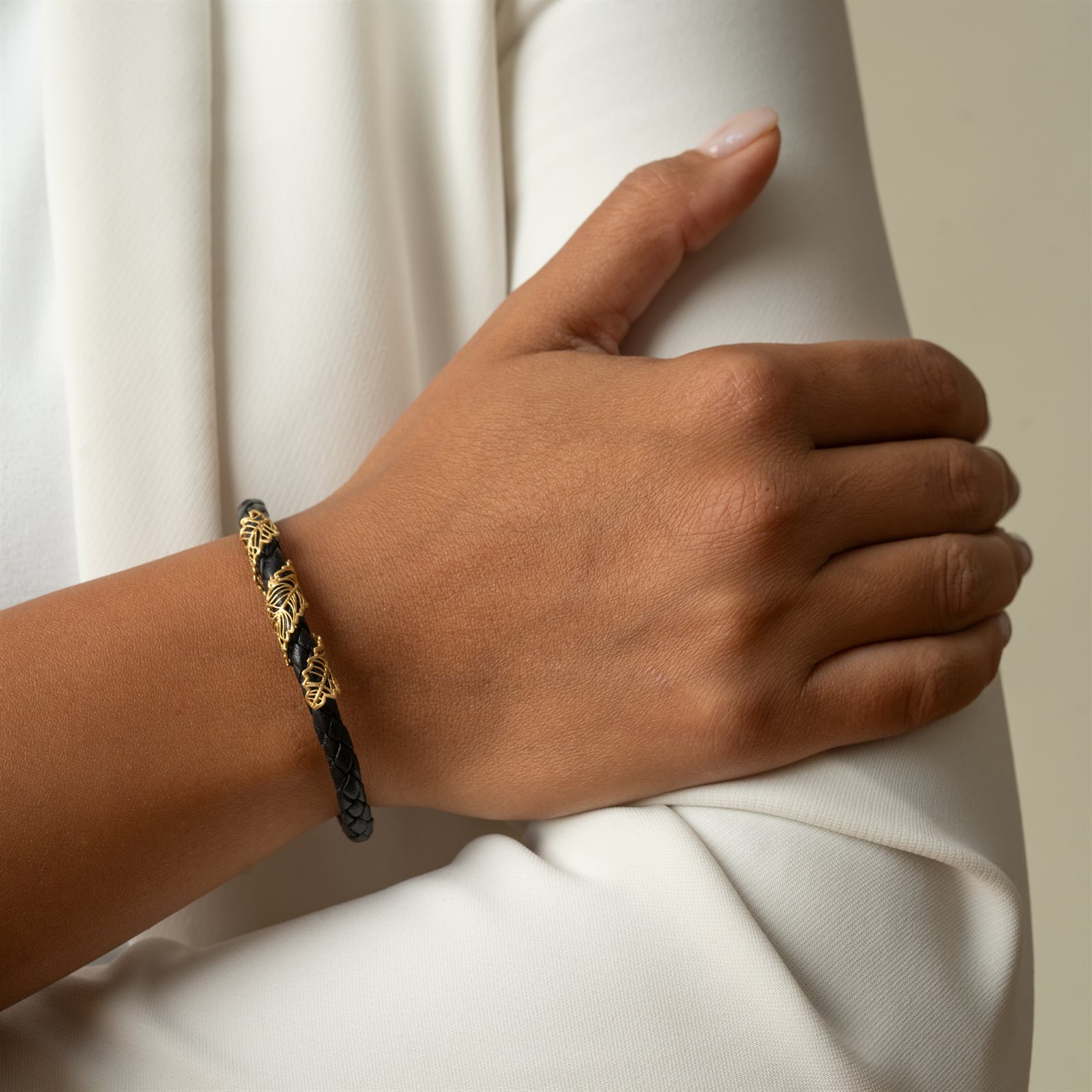 دستبند چرم و طلا زنانه برگ دستبند چرم و طلا زنانه برگ