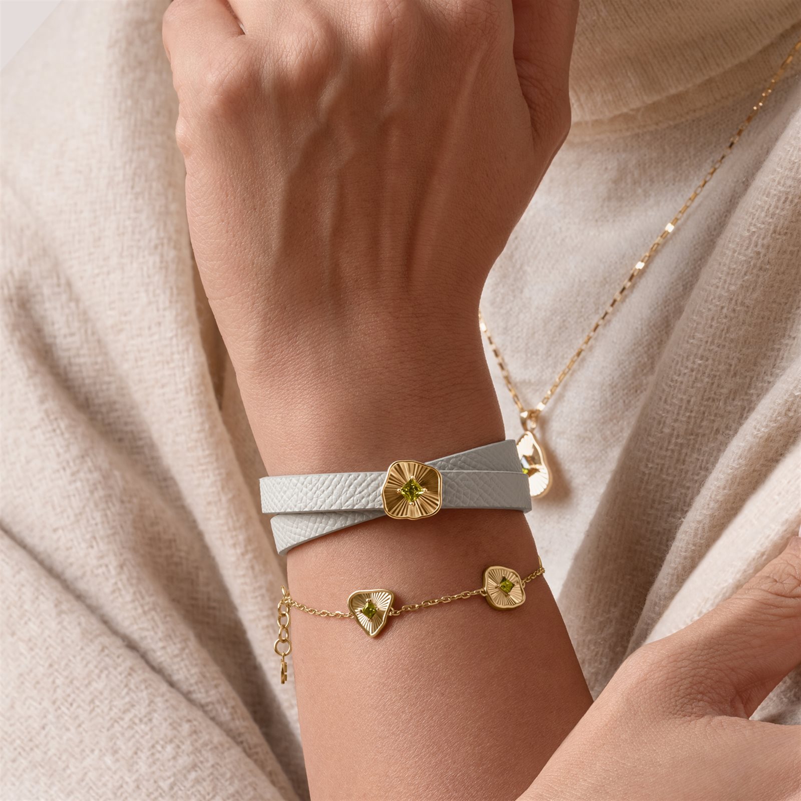 دستبند چرم و طلا زنانه نورا مربع دستبند چرم و طلا زنانه نورا مربع