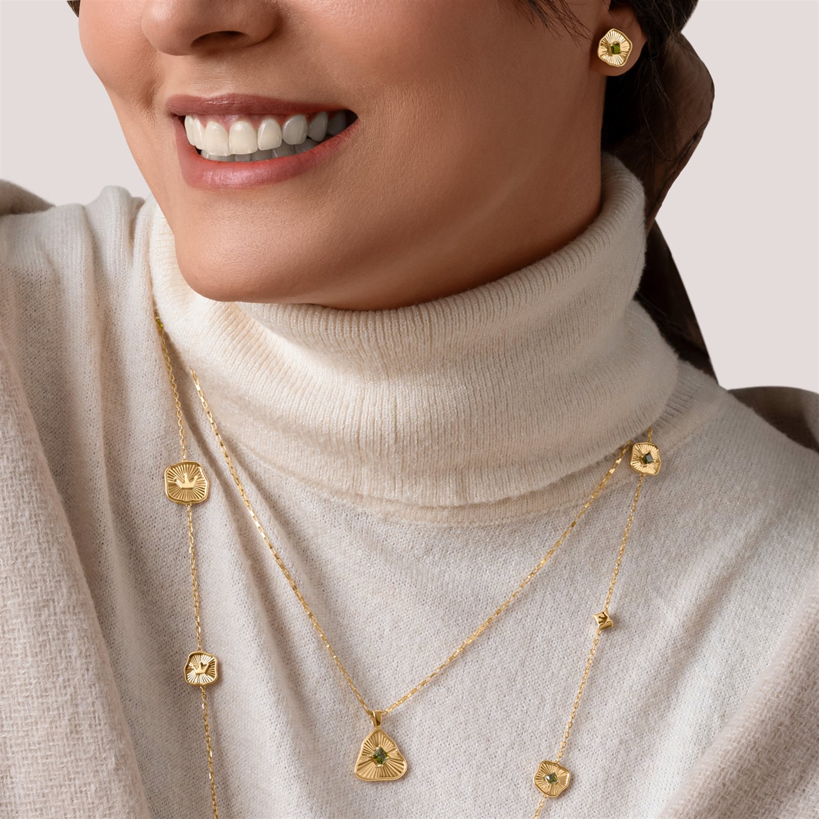 گوشواره طلا زنانه نورا مربع گوشواره طلا زنانه نورا مربع